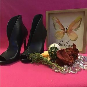 Black pep toe heel boot